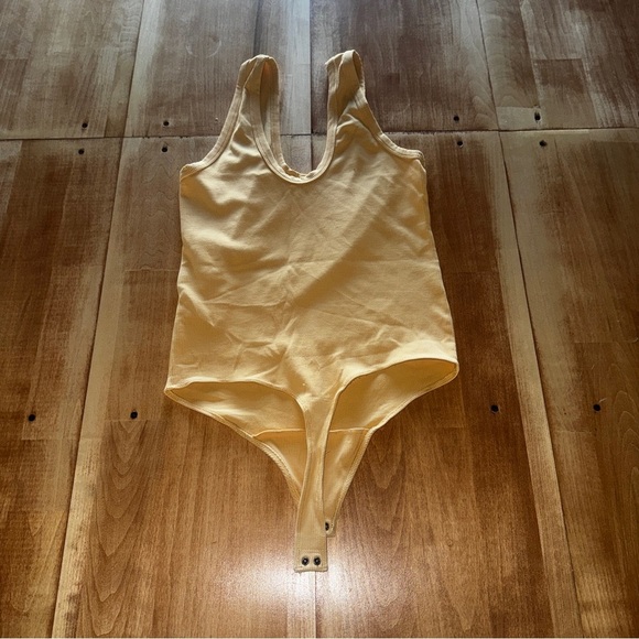 Abercrombie & Fitch Soft Yellow Ribbed Top - Picture 4 of 4